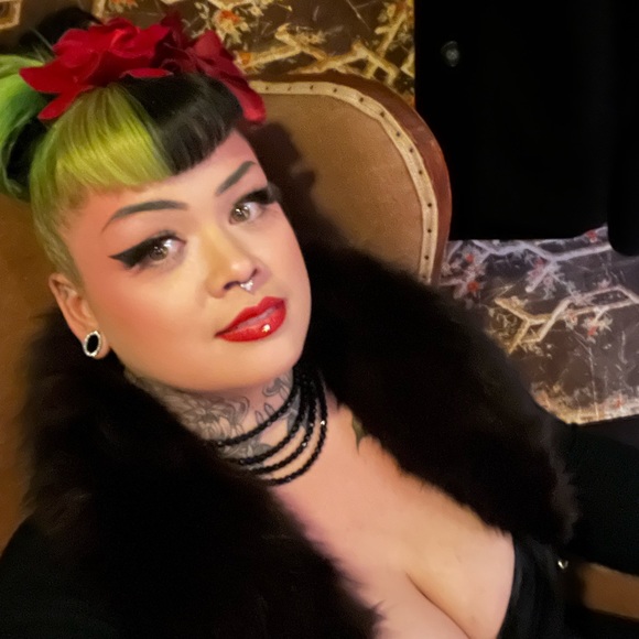 Poshmark Ambassador 💚 - Picture 2 of 4